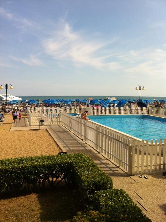 Residence Apollo - Walterigato Apartments Solo Per Famiglie Lido di Jesolo Exteriör bild